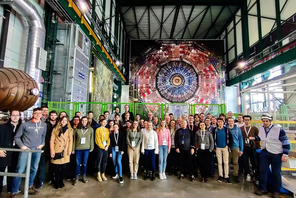 Teilnehmende der Exkursion vor einem Echtgrößenbild des CMS Experiments