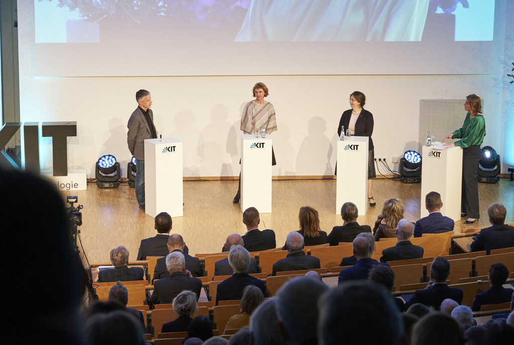 Über das Universum, seine kleinsten Teilchen und wie die Forschung ihnen auf die Spur kommen will, sprachen Prof. Markus Klute, Prof. Milada M. Mühlleitner und Prof. Anke-Susanne Müller mit Moderatorin Nicole Krieger (v. l. n. r.) 