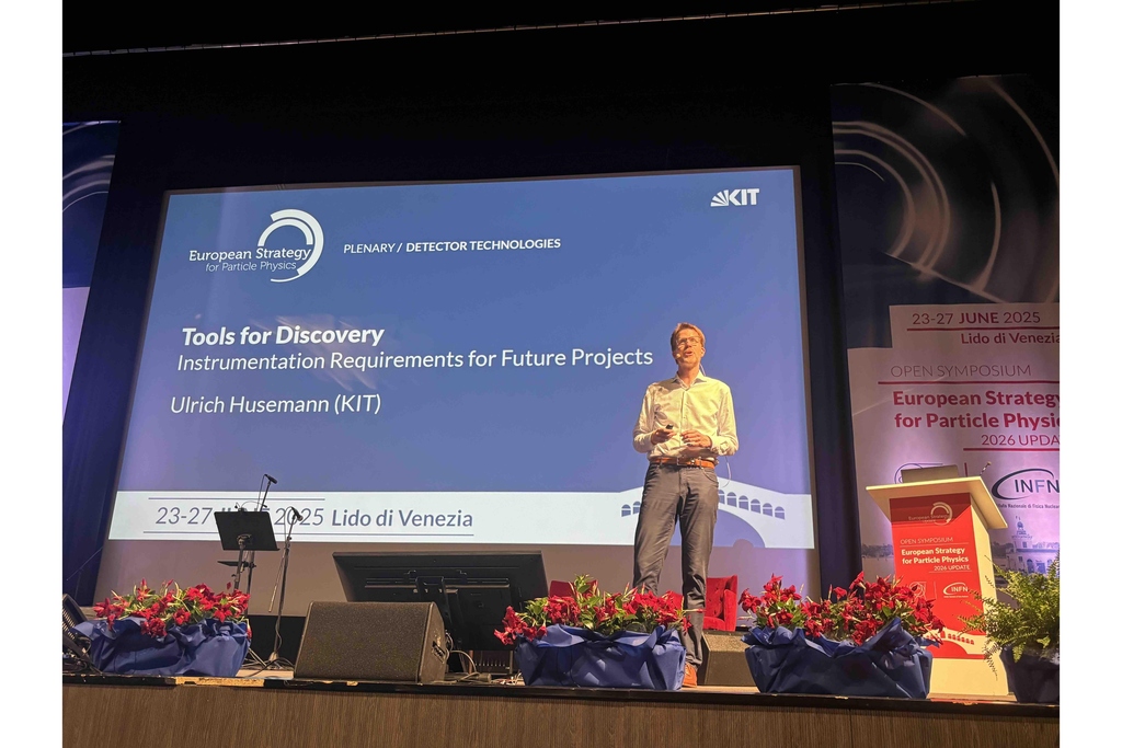 Professor Husemann auf der Bühne des Symposiums
