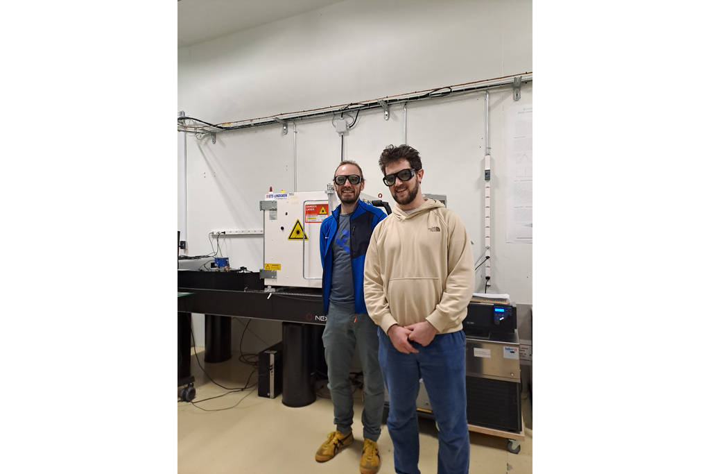 Dr. Brendan Regnery und Dr. Luca Menzio mit Infrarot-Schutzbrillen vor dem TPA-TCT-Aufbau am CERN.