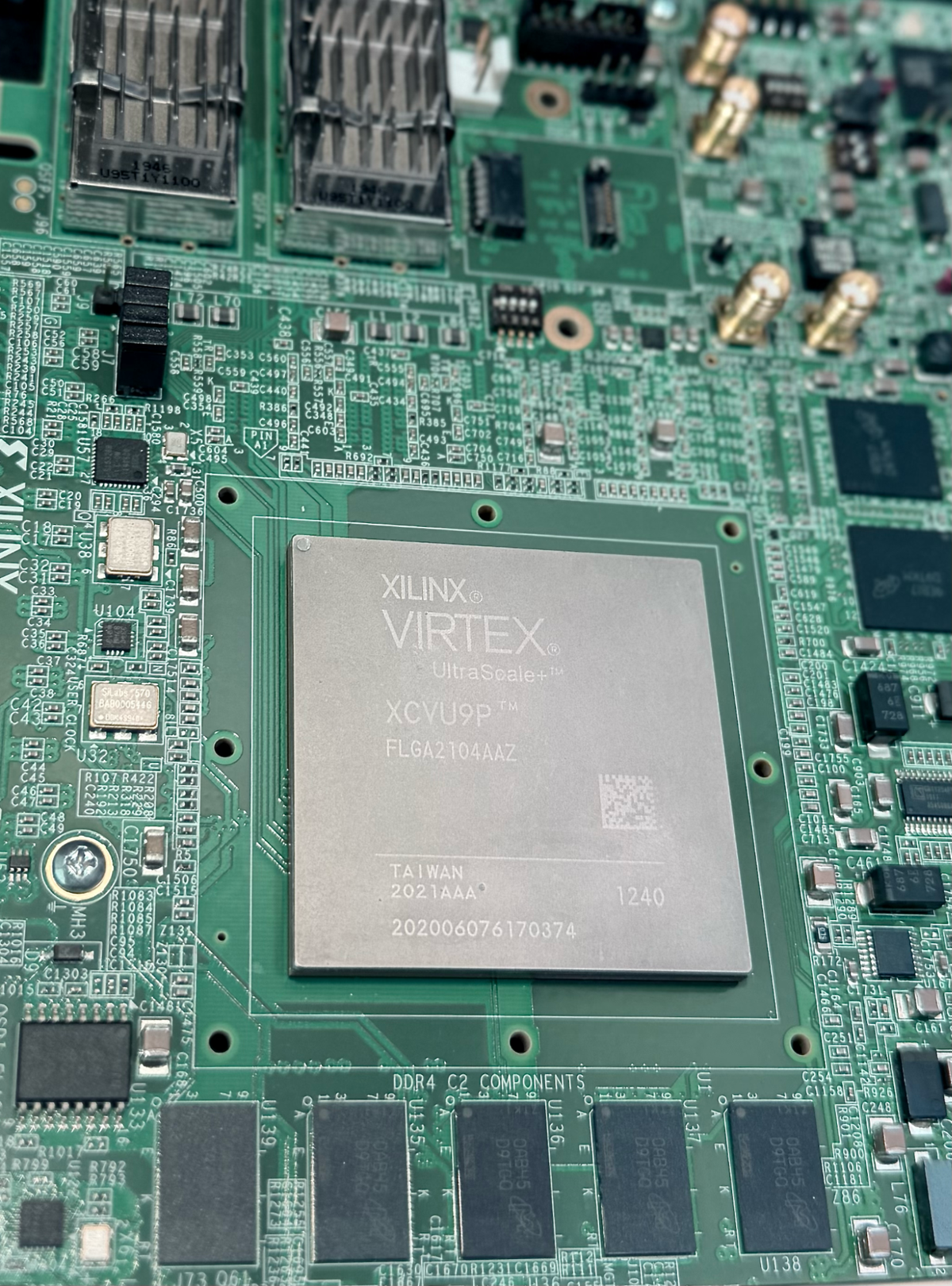 Xilinx Virtex UltraScale+ FPGA mit entferntem Kühlsystem.