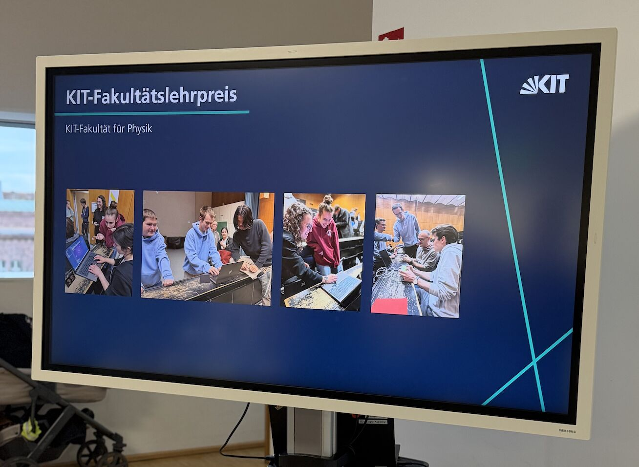 Gruppen von Studierenden arbeiten an Computern/Laptops.